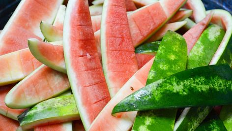 The reason you should be saving your watermelon rinds Roasted Watermelon Seeds, Pickled Watermelon Rind, Watermelon Pickles, Watermelon Health Benefits, Watermelon Benefits, Fruit Parfait, Smoothie Mix, Summer Smoothies, Watermelon Rind