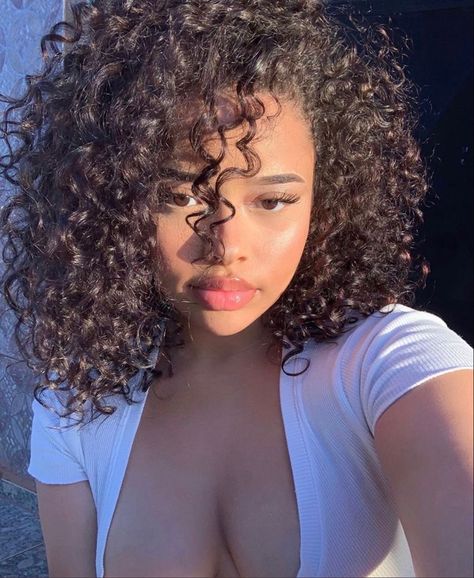 Hairstyles Light Skin, A Virtuous Woman, Skincare Lifestyle, Curly Hair Beauty, Corps Parfait, Virtuous Woman, Curly Girl Hairstyles, Fluffy Hair, Light Hair