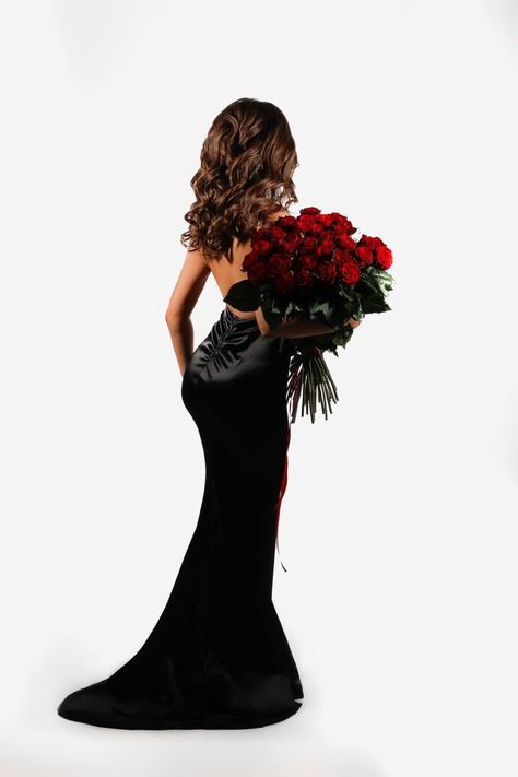 Long Dress Studio Photoshoot, Long Black Dress Photoshoot Ideas, Photoshoot With Roses Photo Ideas, Long Dress Photoshoot Ideas, Spotlight Shoot, Black Dress Photoshoot Ideas, Roses Photoshoot Ideas, Bday Poses, Spotlight Photoshoot