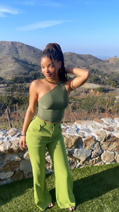 Chloe And Halle Outfits, Halle Bailey Style, Chloe Bailey Outfits, Aries Outfits, Green Outfits For Women, Style Icons Inspiration, Chloe And Halle, Capsule Wardrobe Women, Chloe X Halle