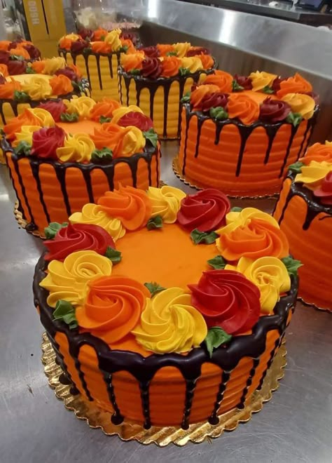 Thanksgiving Cake Designs, Cake Food Truck, Fall Themed Cakes, 4 Inch Cakes, Round Cake Ideas, Autumn Cake Ideas, Thanksgiving Cakes Decorating, Fall Theme Cakes, Fall Cake Ideas