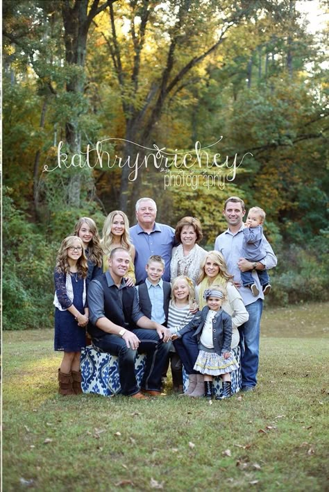 Extended Family photos Extended Family Photoshoot Ideas, Large Family Photo Ideas, Extended Family Photoshoot, Shooting Photo Famille, Large Family Pictures, Large Family Photo, Large Family Photography, Extended Family Pictures, Large Family Portraits