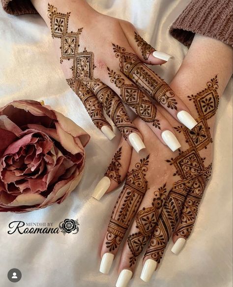 Aesthetic Mehndi Designs Easy, Mehndi Designs Easy Simple, Moroccan Henna Designs, Aesthetic Mehndi Designs, Back Hand Henna Design, Aesthetic Mehndi, Mehndi Designs Easy, Back Hand Henna, Henna Inspo