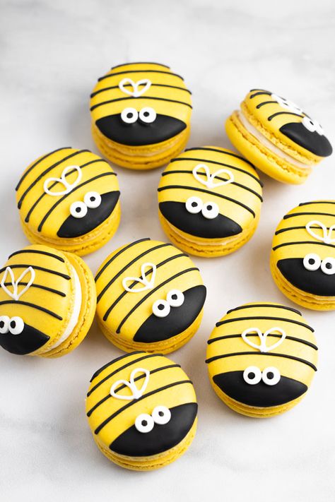 Honey And Butter Macarons, Macarons Fillings Recipe, Bee Macarons, Fancy Macarons, Honey Macarons, Macaron Art, Honey Buttercream, Easy Royal Icing Recipe, Bee Food