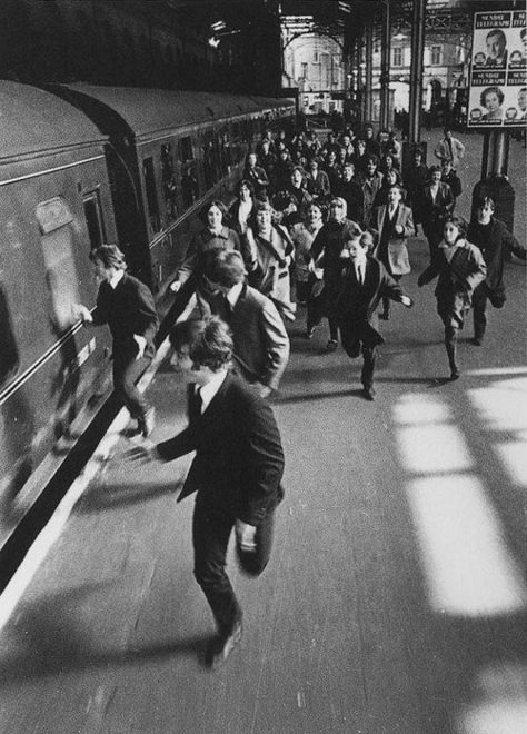 Beatles fans/movie extras (London: 1964) Richard Starkey, On The Train, Paul George, Hard Days, The Fab Four, I'm With The Band, Foto Vintage, Jim Morrison, John Paul