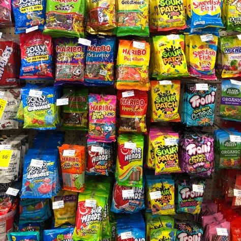 Good Snacks To Buy Grocery Store, Nostalgia Drawing, Candy Aisle, Squishy Food, Diy Party Food, Bag Of Candy, Sleepover Snacks, Candy Room, Candy Gift Baskets