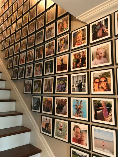 Diy Wall Collage Ideas, Wall Collage Ideas, Family Photos Wall Decor, Diy Wall Collage, Picture Frame Ideas, Family Gallery Wall, Staircase Wall Decor, Family Photo Wall, Memory Wall