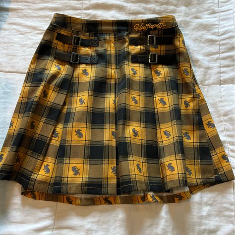 Nwot Harry Potter Hufflepuff Skirt. Size Small. Super Cute Hufflepuff Skirt. Never Worn. Smoke Free Home. Hufflepuff Outfit Ideas, Hufflepuff Lookbook, Cute Hufflepuff, Harry Potter Skirt, Hufflepuff Uniform, Hufflepuff Outfit, 2nd Christmas, Hufflepuff Aesthetic, Hufflepuff Pride