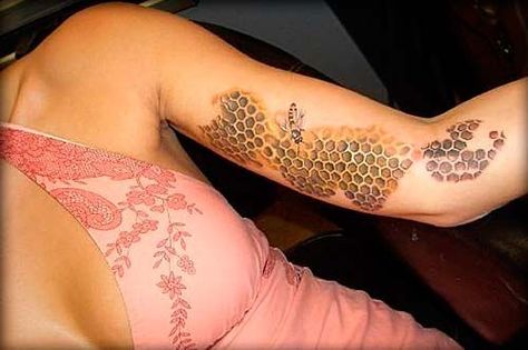 honeycomb tattoo Honey Bee Tattoo, Honeycomb Tattoo, My Personal Style, Tattoo Now, Octopus Tattoo, Bee Tattoo, Tattoo Blog, Skin Art, Tattoos With Meaning