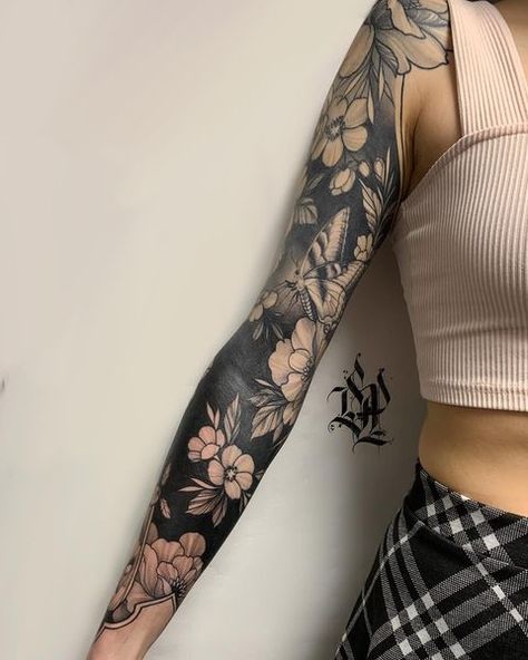 Blackwork Negative Space Tattoo To Get Lost In Big Cover Up Tattoos, Negative Tattoo, Arm Cover Up Tattoos, Space Tattoo Sleeve, Black Sleeve Tattoo, Cover Up Tattoos For Women, Mangas Tattoo, Shoulder Sleeve Tattoos, Negative Space Tattoo