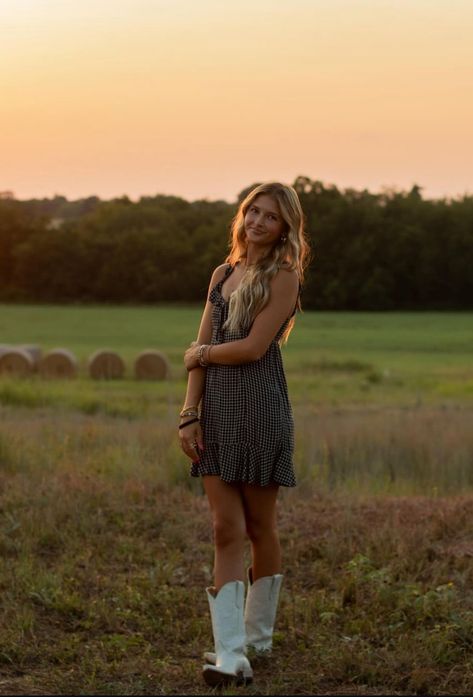 Midi Dress Poses Photo Ideas, Falls Pictures Poses, Poses For Pictures One Person, Stockyard Senior Pictures, Senior Picture Poses For Fall, Individual Pose Ideas, Black Senior Pictures Outfits, Big Dress Senior Pictures, Easy Senior Pictures Posing Ideas