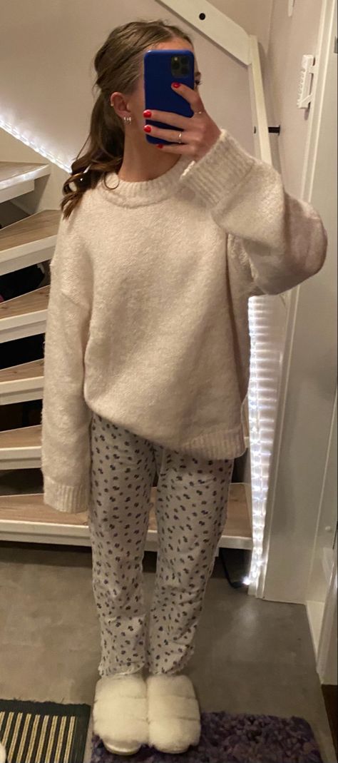 Winter Pijama Cozy, Cozy Indoor Outfit, Aesthetic Pajamas Comfy, Fluffy Pyjamas Aesthetic, Autumn Pjs Aesthetic, Fluffy Pjs Aesthetic, Cozy Pyjama Outfit, Comfy Pjs Aesthetic Winter, Cute Pajamas Winter