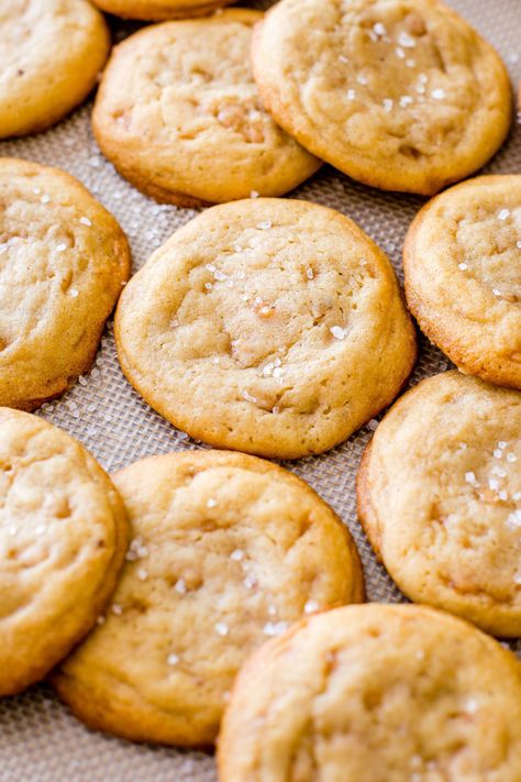 You've Never Tasted Anything Like These Salted Vanilla Toffee Cookies  - Delish.com Toffee Cookie Recipe, Toffee Cookies, Baked Cookies, Caramel Cookies, Bar Recipes, Pumpkin Spice Cupcakes, Diy Spring, Christmas Goodies, Tea Cakes