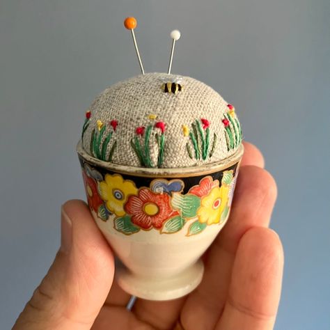 Vintage Sewing Accessories, Pin Cushions To Make, Pin Cushion Ideas, Embroidered Pincushion, Tea Cup Projects, Vintage Repurposed Items, Diy Pincushion, Diy Pin Cushion, Small Gift Ideas