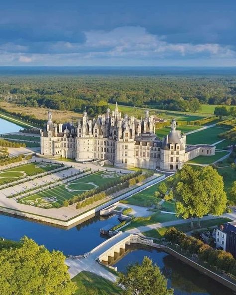 Château de Chambord, a magnificent Renaissance castle in France's Loire Valley Chambord Castle, Chateau House, Loire Valley France, France Country, European Aesthetic, Bastille Day, Château Fort, Hunting Lodge, Chateau France