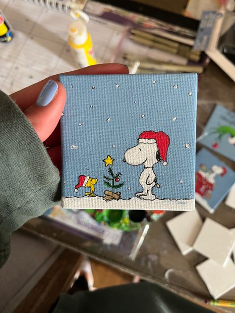 Peanuts Christmas Painting, Cute Snowmen Paintings, Snoopy Christmas Crafts, Cute Paintings Christmas, Snoopy Art Painting, Christmas Easy Painting Ideas, Mini Canvas Gift Ideas, Mini Christmas Paintings Easy, Christmas Decor Ideas Dorm