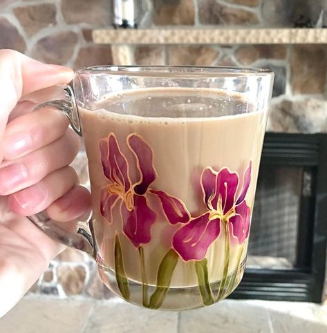 Jenny Mothershead on Instagram: “Fill ‘er up! ☕️ What is/was in your cup this morning?⁣ ⁣ #jennymothersheadart #handpaintedglass #paintedmug #mugsofinstagram #tealover…” Glass Painting On Glass Cup, Painting On Glass Cups, Glass Cup Painting Ideas Easy, Drawing On Glass Cups, Glass Painting Designs For Beginners, Glass Cup Painting Ideas, Glass Cup Painting, Cup Painting Ideas, Living Room Decor Diy