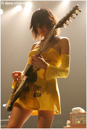 PJ Harvey at Hammerstein Ballroom    Follow me on Twitter: twitter.com/alyssascheinson   Follow me on Instagram: instagram.com/alyssascheinson Holding A Guitar, Carrie Brownstein, Pj Harvey, Women Of Rock, Guitar Girl, Female Guitarist, Female Musicians, Rock N’roll, Women In Music