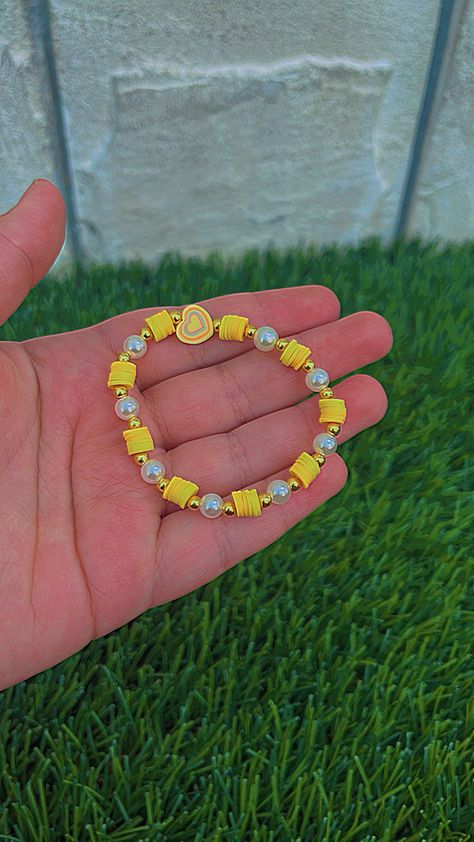 Clay Bead Bracelet Ideas Yellow, Cute Clay Bead Bracelet Ideas Aesthetic, Yellow Bracelet Ideas, Yellow Clay Bead Bracelet, Yellow Beaded Bracelets, Make Clay Beads, Bracelet Aesthetic, Yellow Hearts, Clay Bracelets