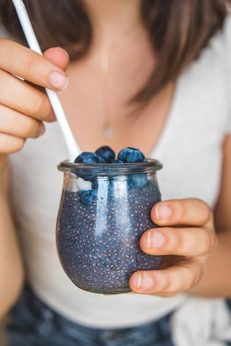 This 5 Ingredient Blueberry Chia Seed Pudding that\'s perfect for meal prep or an on the go breakfast! Vegan, Gluten Free, and Refined Sugar Free #breakfast #chiaseedpudding #blueberry #mealprep #onthego #easybreakfast #vegan #plantbased #dairyfree via frommybowl.com Best Chia Seed Pudding Recipe, Best Chia Seed Pudding, Blueberry Chia Seed Pudding, Chia Pudding Vegan, Mango Chia Pudding, Chia Seed Recipes Pudding, Chia Recipe, Smoothie King, Chia Seed Recipes