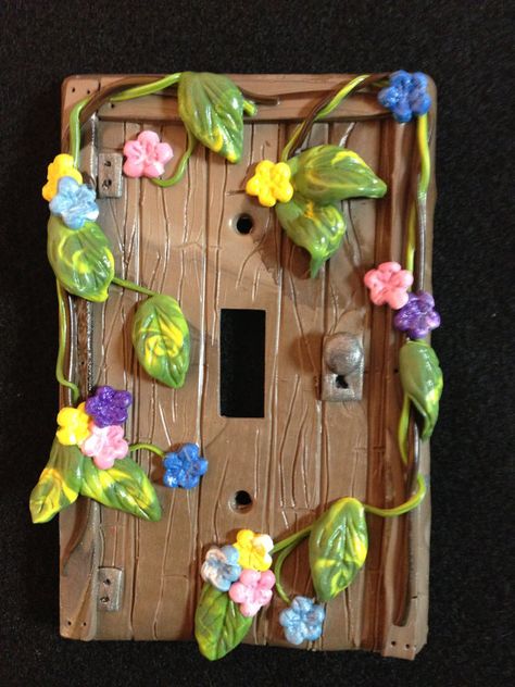 Apagador de puerta de hadas hecho con polimero Light Switch Covers Diy, Faerie Door, Light Clay, Clay Fairies, Play Clay, Light Switches, Clay Figurine, Fairy Door, Fairy Doors