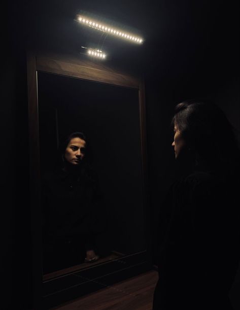 Reflection Aesthetic Dark, Mirror Astethic Dark, Person Staring Into Mirror, Mirror Image Photography, Dark Mirror Aesthetic, Mirror Reflection Aesthetic, Mirror Aesthetic Dark, Black Mirror Aesthetic, Mirror Portrait Photography