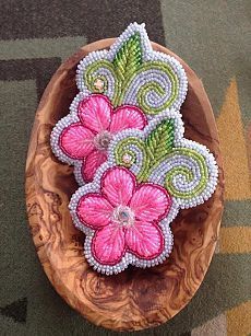 Indigenous Beadwork, Bead Applique, Embroidery Indian, Beadwork Ideas, Indian Beadwork, Beautiful Beaded Earring, Native Beading, Beaded Earrings Native, Beads Embroidery