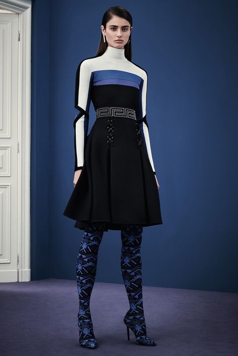 Versace Pre-Fall 2015 Fashion Show - Taylor Hill Versace 2015, Fall 2015 Style, Donatella Versace, Futuristic Fashion, 2015 Fashion, Fall 2015, Pre Fall, London Fashion Week, Look Fashion