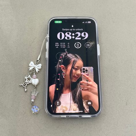 hanni lockscreen iphone 14 purple with charm Phone Charms Aesthetic, Apple School, Kpop Deco, Hp Iphone, Lockscreen Iphone, Kpop Phone Cases, Purple Iphone Case, Charm Phone, Decoden Phone Case