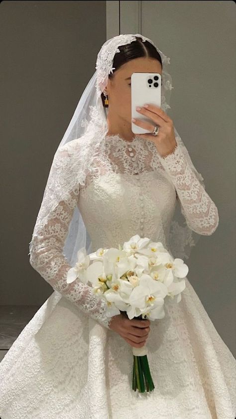 Muslimah Wedding Dress, Wedding Dress Types, Simple Wedding Gowns, Bride Dress Simple, Wedding Dress Bustle, Wedding Dress With Lace, Wedding Dress Outfit, Classy Wedding Dress, Stylish Wedding Dresses