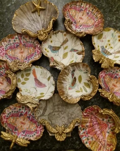 These unique trinket trays made from seashells are perfect for holding keys, loose change, jewelry, or other keepsakes. Step-by-step DIY decor tutorial using seashells, IOD moulds, IOD Transfers, and air dry clay. Perfect to give as a Mother's Day gift or a birthday gift, or you could make them to sell in your handmade shop. Large Shell Crafts, Ocean Crafts For Adults, Nautalis Shell, What To Do With Sea Shells, Painted Sea Shells, Scallop Shell Craft, Driftwood Creations, Souvenir Ideas, Shell Yeah