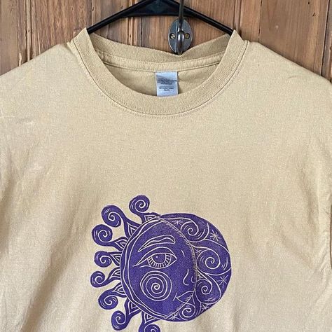 Raven Garb Prints on Instagram: "@suzanne_anufrom Shown size: M #tshirt #printmaking #printmaker #artistsoninstagram #reliefprinting #reliefprint #softcutlino #linocut #sun" Tshirt Screen Printing Ideas, Screen Printed Tshirt, Block Print Tshirts, Linocut On Clothes, Block Print T Shirt, Linocut Tshirt Print, Lino Tshirt, Lino Print Shirt, Linocut Clothes