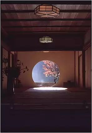 room with round window- Japan - Imgur Traditional Japanese House, Design Japonais, Japanese Interiors, Japanese Room, Round Window, Zen Space, Japanese Interior Design, Empty Room, Japanese Interior