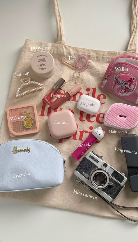 #whatsinmybag #bag #camera #aesthetic Summer Bag Aesthetic, Camera Bag Aesthetic, Sephora Aesthetic, Aesthetic Makeup Bag, Summer Bag Essentials, Everyday Bag Essentials, What's In My Bag, School Bag Essentials, Travel Bag Essentials