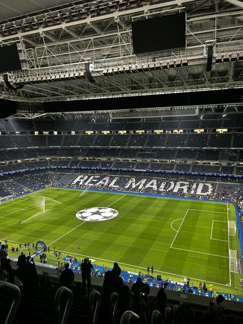 Real Madrid Game, Real Madrid Pictures, Madrid Aesthetic, Madrid Outfits, Real Madrid Shirt, Real Madrid Club, I Know A Place, Football Wags, Madrid Football