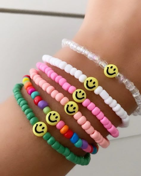 Smiley Face Beads Bracelet, Braslet Ideas Clay Beads, Smiley Face Bracelets, Smiley Face Accessories, Smiley Face Bracelet Ideas, Bracelet Ideas Small Beads, Letter Beads Ideas, Homemade Bracelets With Beads, Small Business Bracelet