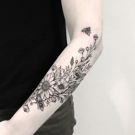 Louka 🌿 Botanisches Tattoo, Forearm Flower Tattoo, Nature Tattoo Sleeve, Wrap Tattoo, Small Forearm Tattoos, Wildflower Tattoo, Floral Tattoo Sleeve, Forearm Tattoo Women, Flower Tattoo Sleeve