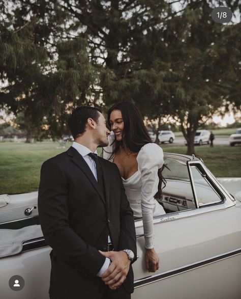 Car Engagement Photoshoot, Car Engagement Photos, Engagement Pictures Beach, Classic Car Photoshoot, Vintage Engagement Photos, Vintage Car Wedding, Engagement Picture Outfits, Photoshoot Engagement, Couple Engagement Pictures