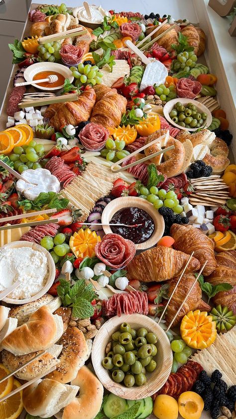 Brunch Pastry Board, Croissant Grazing Table, Croissant Board Ideas, Carcurie Board Brunch, Beautiful Brunch Ideas, Charcuterie Brunch Board, Croissant Bar Brunch, Brunch Graze Table, Breakfast For Groups