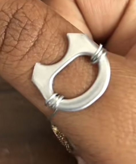 credit to jfs.art on tiktok :) Diy Pop Tab Jewelry, Pull Tabs Crafts, Pop Tab Ring, Pop Tab Ideas, Cat Ring Diy, Bottle Tab Jewelry, Soda Tab Person, Poptab Jewelry, Pop Tab Crafts Diy