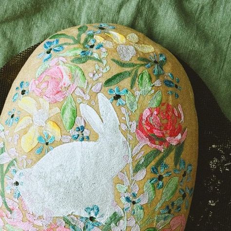 Alana | Food Stylist on Instagram: "Another bunny painted on sourdough because some ideas are good enough to do year after year. . . : #sourdoughpainting #sourdough #sourdoughbaking #sourdoughclub #easterbread #easterdecor #easterfood #florals" Sour Dough Painting, Painted Sourdough Loaf, Painting On Sourdough, Bunny Sourdough, How To Paint Sourdough Bread, Painted Bread Loaf, Easter Sourdough Scoring, Sourdough Easter Recipes, Easter Sourdough Bread