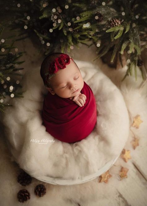 Christmas Newborn Photoshoot, Newborn Photoshoot Outfits, Diy Newborn Pictures, Newborn Christmas Photography, Newborn Christmas Pictures, Baby Christmas Photography, Newborn Christmas Photos, Christmas Session, Christmas Baby Pictures