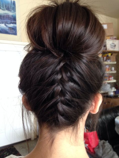 Hairrr... Was bored and did my neighbors hair :) upside down French braid bun :) French Braid Bun, Upside Down French Braid, Under Braids, French Braid Buns, Trendy Braids, French Braid Styles, Upside Down Braid, Braids Ponytail, Braid Bun