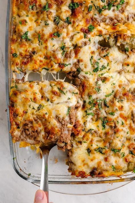 Chili Relleno Casserole - Easy Peasy Meals Pollo Tropical, Chili Relleno Casserole, Relleno Casserole, Green Chilis, Chili Relleno, Dinner Thanksgiving, Ground Beef Dishes, Tater Tots, Easy Casserole Recipes