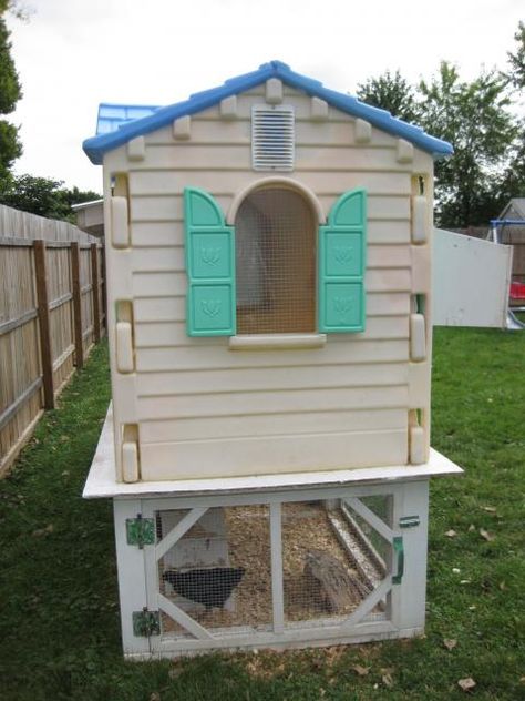 good coop idea if i can find a playhouse for free or cheap Small Chicken Coop, Best Egg Laying Chickens, Wooden Playground, Portable Chicken Coop, Backyard Chicken Coop Plans, Egg Laying Chickens, Urban Chickens, Coop Design, Chicken Coop Designs