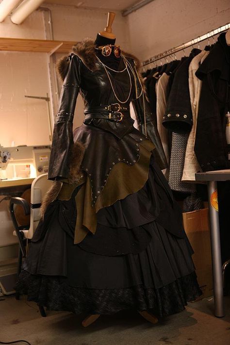 Steampunk starshooter dress Skulls Pictures, Mode Steampunk, Steampunk Couture, Steampunk Tendencies, Steampunk Dress, Vetements Clothing, Estilo Hippy, Steampunk Cosplay, Victorian Steampunk