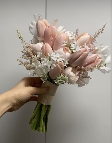 Bridal Bouquet Ideas Tulips, Simple Wedding Boquet Idea, Tulips Hand Bouquet Wedding, Engagement Flowers Bouquet Simple, Modern Pink Bridal Bouquet, Tulips Wedding Boquet, Bouquet Of Tulips Wedding, Aesthetic Bridal Bouquet, Bridal Simple Bouquet