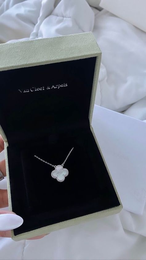 Can Cleef Necklace, Van Clef, Van Cleef Necklace, Pandora Bracelet Charms Ideas, Van Cleef And Arpels Jewelry, Pretty Jewelry Necklaces, Cute Couple Gifts, Dope Jewelry, Pandora Bracelet Charms