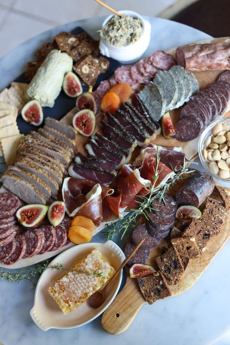 French Platter Ideas, Baguette Charcuterie Board, Simple Elegant Charcuterie Board, French Chacutery Board, Charcuterie Board Ideas Winter, Wine Tasting Charcuterie Board, Medieval Charcuterie Board, French Charcuterie Board Ideas, Meat And Cheese Tray Ideas Easy