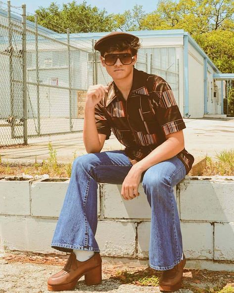 printed polo and denim pants with eyeglass and cool hat Hippie Male Outfit, 70s Male Outfits, Male Hippie Outfits, Men 70s Fashion, Casual 70s Outfits, 70s Male Fashion, 70s Outfits Women, Seventies Outfits, 70s Summer Fashion